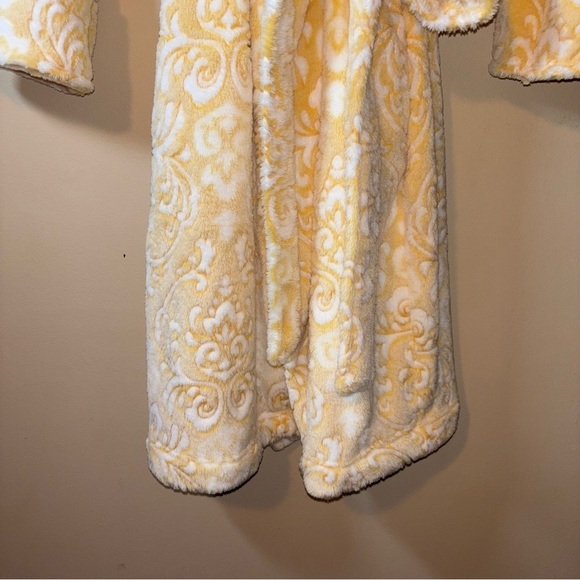 Women’s Yellow and White Patterned Plush Comfy Robe - Picture 5 of 11